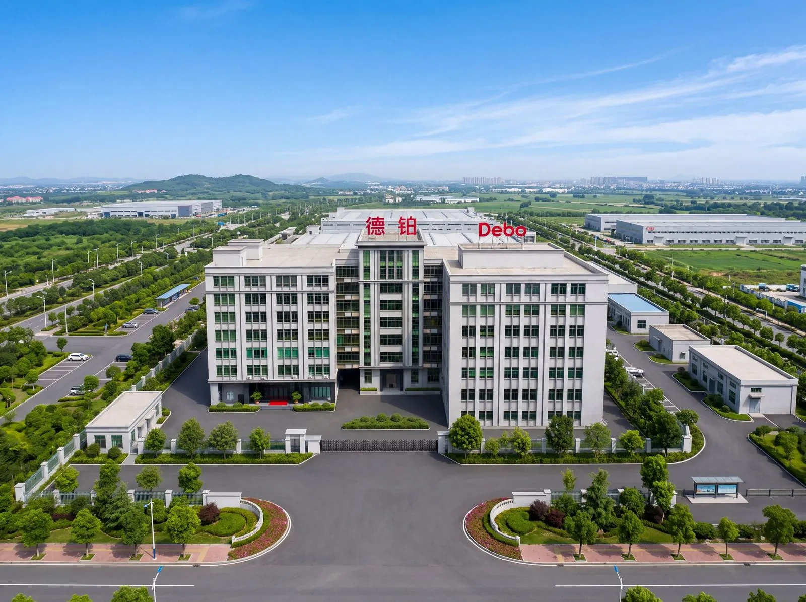 德铂潮州生产基地航拍：厂区楼顶的德铂 Debo 标识