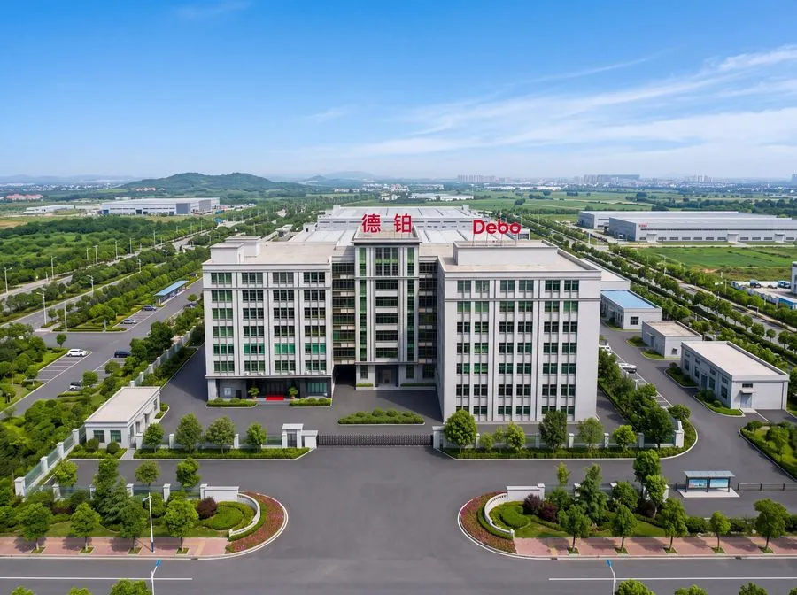 德铂潮州生产基地航拍：厂区楼顶的德铂 Debo 标识
