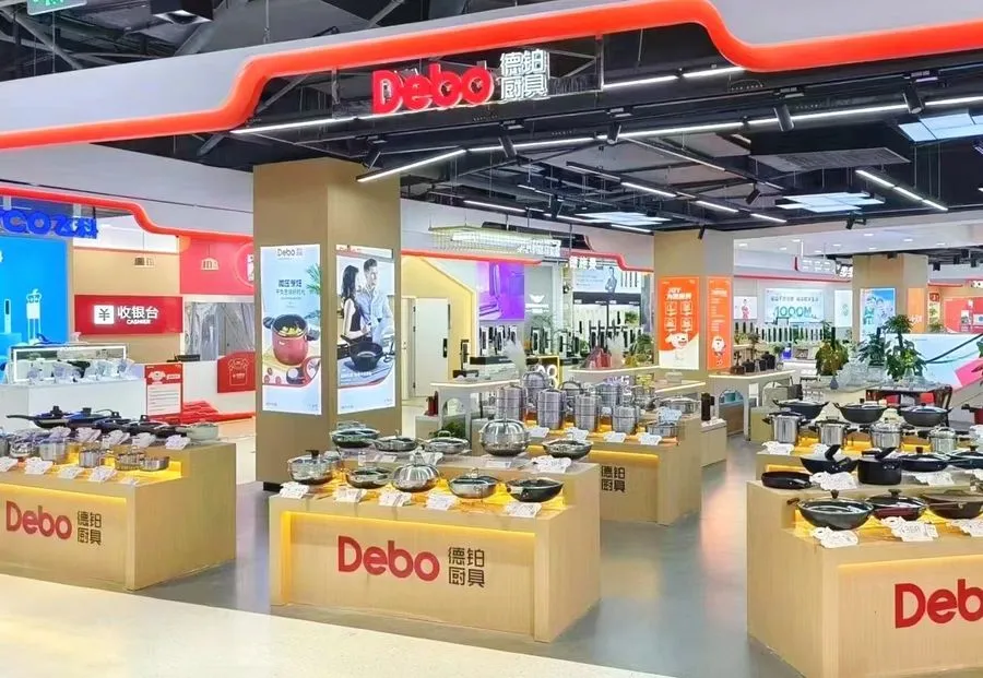 德铂形象店:红色门头与浅木色货架
