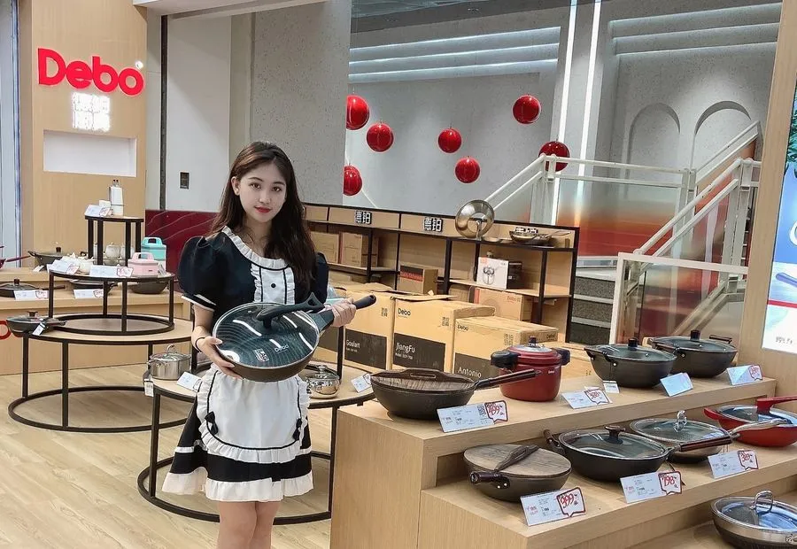德铂门店内的锅具陈列
