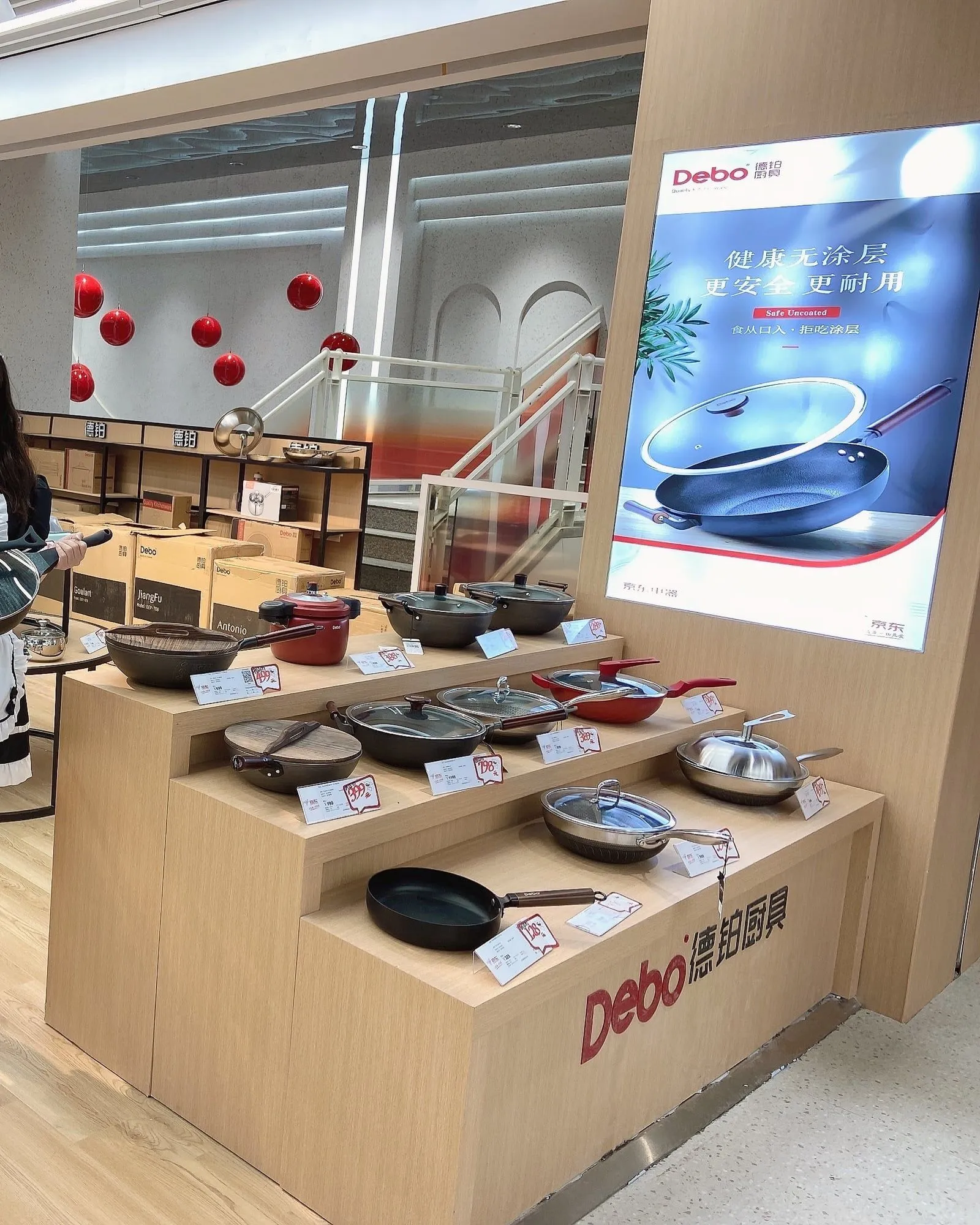 德铂门店内的锅具陈列